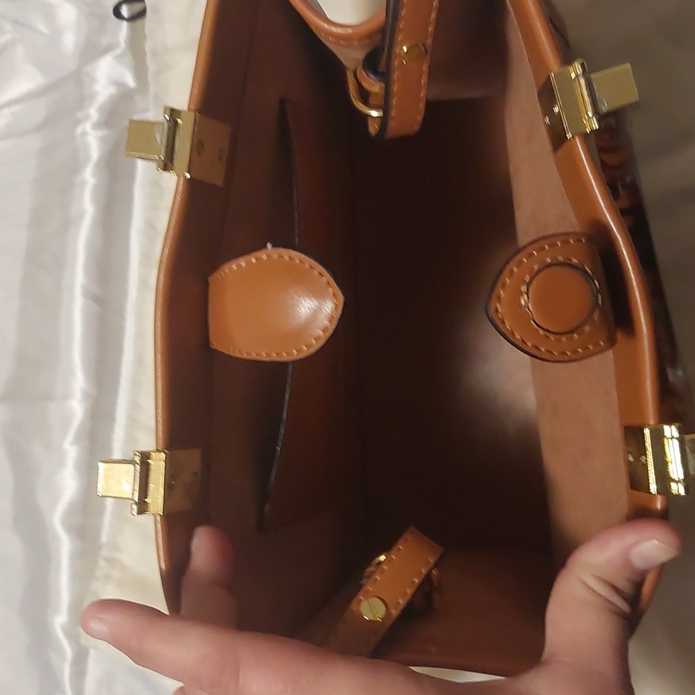 New Authentic Fendi Tan Calfskin Sunshine Tote with Tortoise Shell Handles - Picture 8 of 11